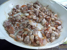 Рулет из лаваша с курицей, яйцом и корейской морковью: Куриное филе вымойте, порежьте кубиками и поджарьте в сковороде на растительном масле. Затем дайте мясу немного остыть и положите в глубокую тарелку, в которой будет удобно вымешивать начинку.