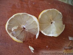 Скумбрия, запеченная с луком (в микроволновке): Лимон порезать колечками.