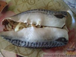 Скумбрия, запеченная с луком (в микроволновке): В жаростойкую форму выложить подготовленные рыбки. Сбрызнуть растительным маслом.