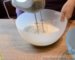 Бисквитный рулет с кремом из творога и варенья: Взбиваем белки с остальным сахаром + 1 ч.л. ванильного сахара.