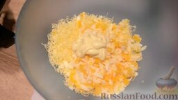 Закуска (салат) "Грибная поляна": Соединить: сыр+яйца+майонез+перец+соль.