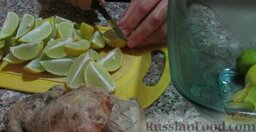 Лимонно-имбирный чай: Порезать лимоны на четыре (восемь) частей.