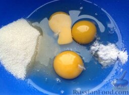 Шоколадные блинчики на молоке: В миску разбить яйца. Добавить соль и сахар.