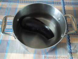 Маринованные овощи «Ассорти»: Баклажаны вымойте, отрежьте хвостик, положите в кастрюлю. Налейте воду, добавьте соль и поставьте вариться на плиту. Вариться они будут около 15 минут.