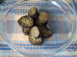 Маринованные овощи «Ассорти»: Вареные баклажаны остудите и порежьте кружочками. Хотя можете порезать их и кусочками другой формы.