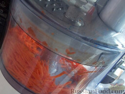 Маринованные овощи «Ассорти»: Морковь и репчатый лук очистите и помойте. Болгарский перец помойте и удалите плодоножку с семенами. Морковь натрите на крупной терке, для этого процесса можете применить кухонный комбайн.