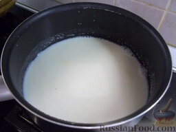 Желе из заварного кофе: Затем сделайте молочное желе. Для этого подогрейте молоко немного на плите. Добавьте сахар и перемешайте, чтобы сахар растаял.