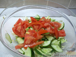 Салат с консервированной  рыбой и свежими овощами: Огурцы и помидоры порежем полукольцами и отправим к капусте.