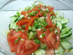 Салат с консервированной  рыбой и свежими овощами: Зеленый лук мелко порежем и добавим к овощам.