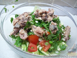 Салат с консервированной  рыбой и свежими овощами: Консервированную рыбу порежем большими кусочками и положим в салат.