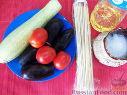 Шашлык из овощей в духовке: Давайте подготовим необходимые продукты. Нам понадобятся баклажаны, помидоры, кабачки, растительное масло, соль. И обязательно - деревянные шпажки.