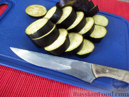 Шашлык из овощей в духовке: Баклажаны вымойте и также нарежьте крупными кружками.
