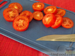 Шашлык из овощей в духовке: С помидорами поступите точно так же: помойте и нарежьте.