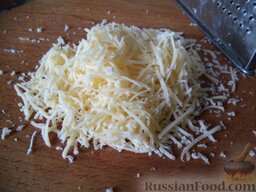 Закусочный рулет из лаваша: Твердый сыр натереть на мелкой терке.