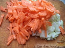 Крылышки, тушенные с овощами: Очистить и помыть лук и морковь, нарезать соломкой.