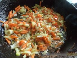 Крылышки, тушенные с овощами: В сковороду выложить лук и морковь, обжарить, помешивая, на среднем огне 2-3 минуты.