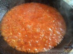 Крылышки, тушенные с овощами: В сковороду добавить томат, перемешать. Тушить 1 минуту. Посолить, поперчить, добавить любимые специи и сахар. Залить кипятком. Дать подливке закипеть.