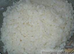 Мясные котлеты с рисом: Рис промыть, выложить в кастрюлю. Вскипятить чайник, залить рис кипятком (соблюдая пропорцию 1:2). Поставить кастрюлю на огонь, варить рис на небольшом огне 15 минут. Откинуть рис на сито, промыть холодной водой.