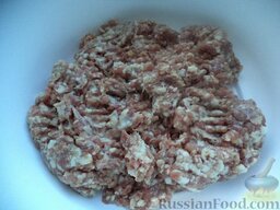Мясные котлеты с рисом: Очистить и помыть лук, разрезать на 4 части. Очистить чеснок. Мясо, лук и чеснок пропустить через мясорубку.
