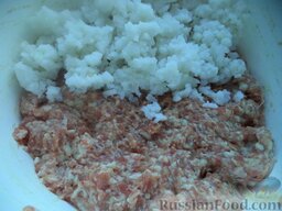Мясные котлеты с рисом: В миску к фаршу добавить рис, яйцо, соль и перец.
