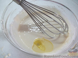 Оладьи с яблоками и корицей: В тесто налейте растительное масло и хорошо его вмешайте.