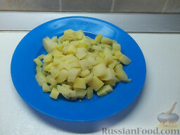 Оливье с малосольными огурцами и копченым куриным окорочком: После чего очистите картофель и измельчите такого же размера.