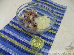 Сельдь с луком: Селедку порежьте дольками, которые сложите в салатницу. Репчатый лук достаньте из маринада, отожмите от жидкости и добавьте в салатницу. Щедро приправьте салат растительным маслом.