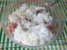 Фаршированный перец, запеченный в духовке: Рис отварите (до полуготовности) в подсоленной воде и добавьте к мясу.