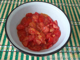 Фаршированный перец, запеченный в духовке: Теперь сделайте подливу. Для этого мелко порежьте помидоры и отправьте их в сковороду тушиться.