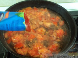 Фаршированный перец, запеченный в духовке: Налейте в сковороду воду, добавьте томатную пасту, приправьте специями и варите подливу около 5 минут.