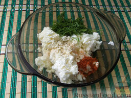 Болгарский перец, фаршированный творожной начинкой: Творог положите в тарелку, добавьте к нему паприку, мелко порезанный укроп и соль.