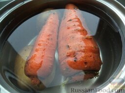 Салат "Оливье" с куриной грудкой: Хорошо помыть морковь и картофель, выложить в кастрюлю, залить холодной водой, поставить на огонь, довести до кипения. Варить овощи на небольшом огне, под крышкой до готовности (около 20-25 минут). Воду слить, остудить.