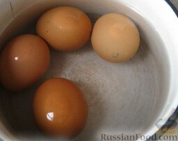 Салат "Оливье" с куриной грудкой: Яйца помыть, выложить в кастрюлю, залить холодной водой, посолить. Поставить кастрюльку на огонь и довести до кипения. Варить яйца вкрутую на среднем огне 10 минут. Воду слить. Залить яйца холодной водой, остудить.