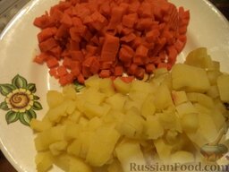 Салат "Оливье" с куриной грудкой: Очистить картофель и морковь, нарезать кубиками.
