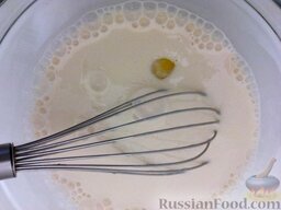Заварные блины на ряженке: Добавить яйцо и растительное масло. Перемешать.