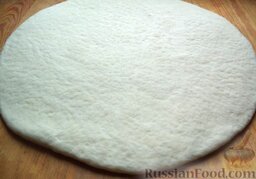 Пицца быстрая на дрожжевом тесте: Тесто раскатать в кружок (толщиной около 0,5 см).