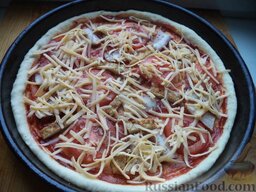 Пицца быстрая на дрожжевом тесте: Посыпать пиццу сыром. Поставить пиццу в разогретую духовку на среднюю полку.