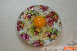 Вкусный завтрак: Яйцо разбить в блюдце.