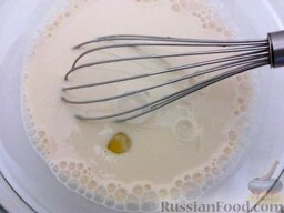 Блинный торт "Пломбир": Приготовить блины. Для этого в ряженку добавить сахар, соль, соду, яйцо и растительное масло. Перемешать.