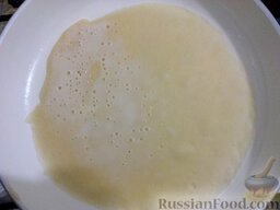 Блинный торт "Пломбир": Разогреть сковороду. Для первого блина налить на сковороду 1 ч. ложку растительного масла.   Приготовленное тесто налить на сковороду, круговым движением распределить по всей поверхности.
