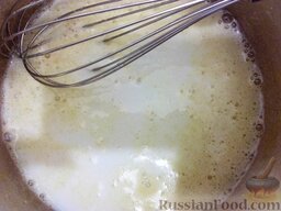 Блинный торт "Пломбир": Приготовить крем. Для этого в кастрюле тщательно смешать яйца и сахар, добавить молоко.
