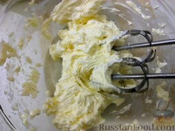 Блинный торт "Пломбир": Взбить размягченное масло (комнатной температуры), около 10-15 секунд. Затем, продолжая взбивать, понемногу добавлять яично-молочную смесь (примерно по 1-2 ст. ложке).
