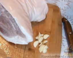 Свиная рулька, запеченная в духовке: Чеснок нарезать дольками-пластинками.