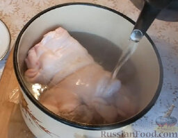 Свиная рулька, запеченная в духовке: Вскипятить воду. Переложить рульку в подходящую кастрюлю, залить ее кипятком. Именно кипятком, чтобы мясо 