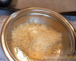 Сырные корзинки (тарталетки): Сыр натереть на мелкой терке.