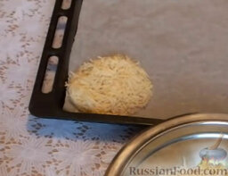 Сырные корзинки (тарталетки): Насыпать на сухари слой тертого сыра (высотой примерно 0,5 см). Разровнять его. Снять форму.