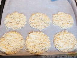 Сырные корзинки (тарталетки): Точно так же сделать остальные круглые заготовки из сыра.
