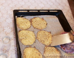 Сырные корзинки (тарталетки): Разогреть духовку. Запекать сыр при температуре 180 градусов 5-7 минут, чтобы он расплавился.