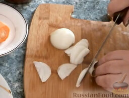 Запеченная в духовке сайра в горшочках: Лук очистить и нарезать.