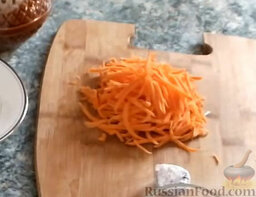 Запеченная в духовке сайра в горшочках: Морковь очистить, вымыть и натереть на крупной терке.